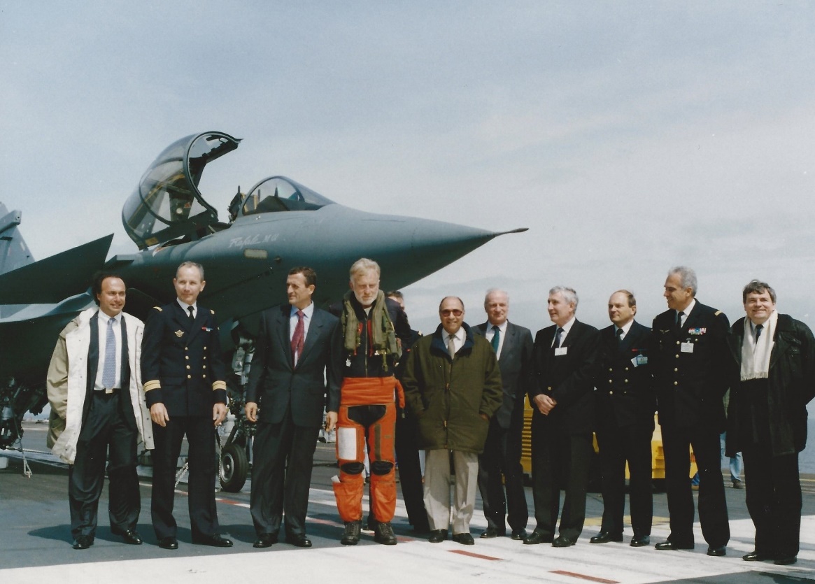 Rafale sur le Foch 1993, journée VIP de la première campagne à la mer (de g à d) Olivier Dassault, CV Habert (Cdt du Foch), le ministre François Léotard, Yves Kerhervé (1er pilote à apponter un Rafale), masqué Al Coatanea (CEMM), Serge Dassault, Jacques Boyon (Pdt commission défense de l'AN), Yves Sillard (DGA), ICA Besson (DP Rafale), Gal Lanata (CEMAA), Jean-Claude Hironde (