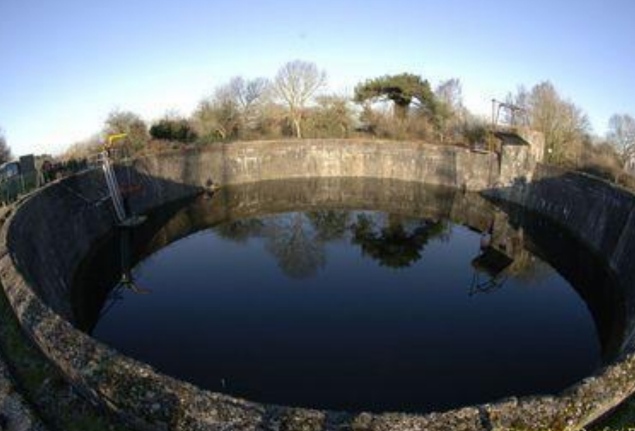 La cuve: l’épilogue impitoyable des sorties terrain. Eau glacée, sans visibilité et il y a plein de choses à aller chercher au fond en étant simplement vêtu d’un treillis