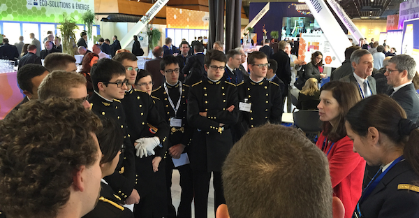 Laura Chaubard, devenue depuis DG de l’Ecole, en grande conversation avec de jeunes X dont certains rejoindront le corps de l’armement