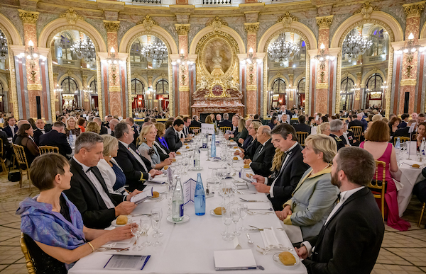La table d’honneur sous les ors du salon Opéra