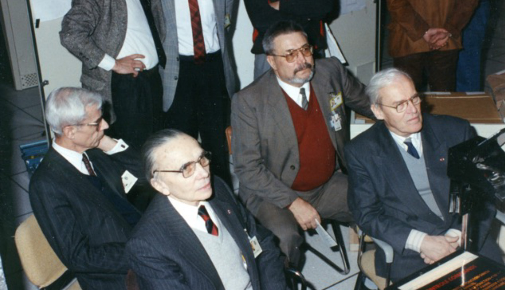 Au premier rang de gauche à droite : Jean-Louis Andrieu et Jacques Chevalier, lors de l’arrêt définitif du PAT
