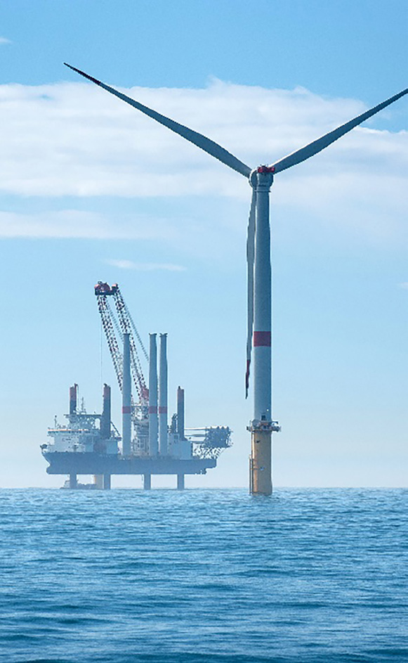 Éolienne posée au large de Saint-Nazaire et navire d’installation - Credit : EDF