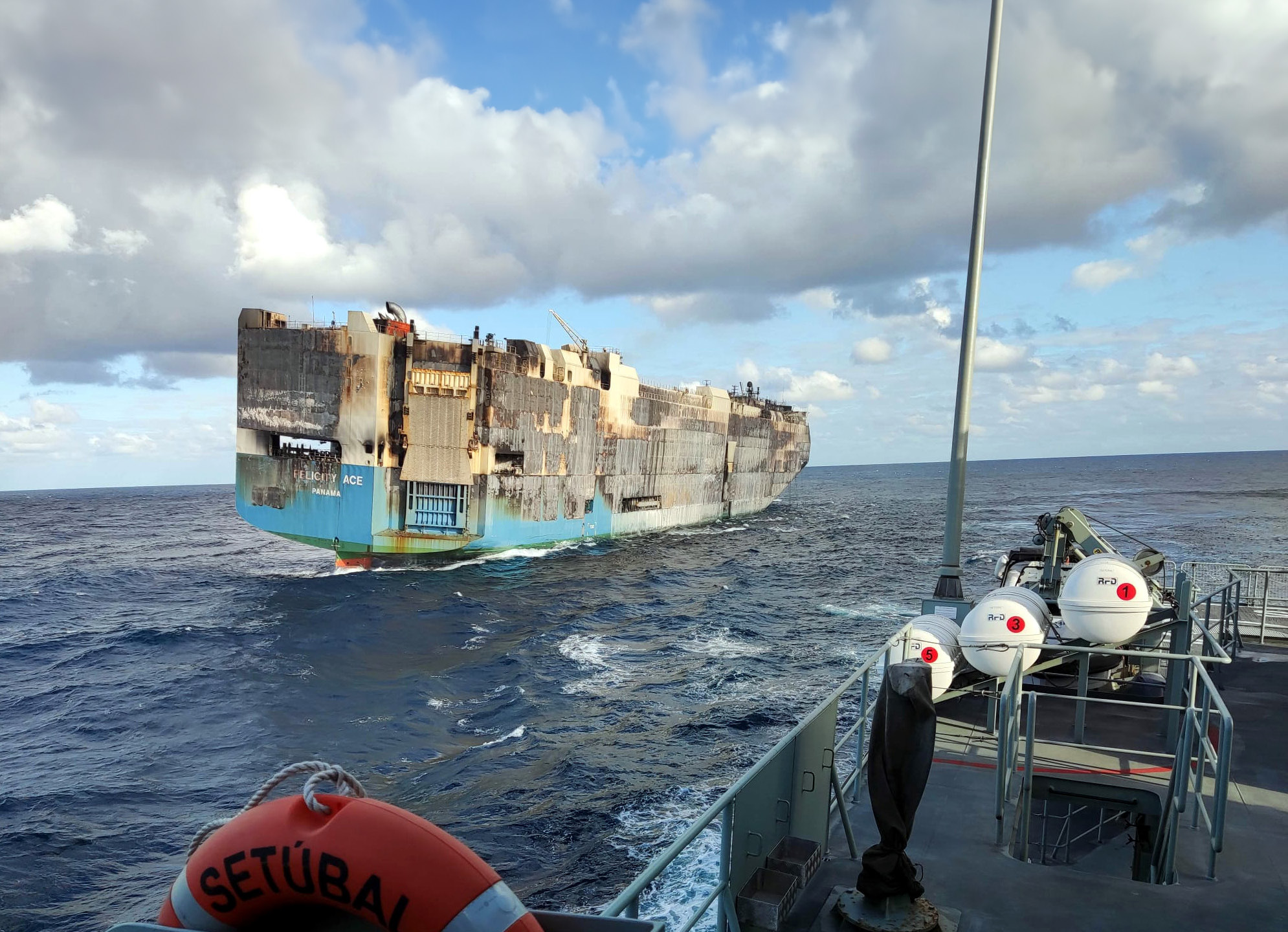 Le «Felicity Ace» à la dérive après qu’un incendie s’est déclaré à son bord le 16 février 2022 au large des côtes portugaises. © Marine portugaise