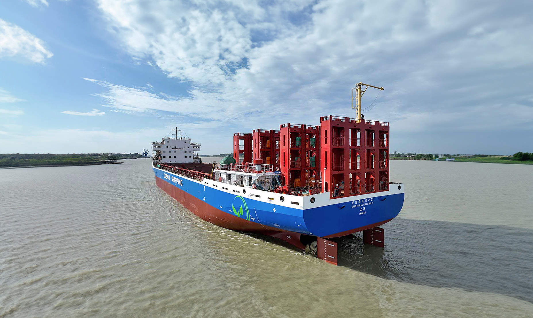 Long de 120 mètres, large de 24 mètres, ce navire de 10 000t du chinois Cosco Shipping Heavy Industry dispose dune capacité de charge de 700 conteneurs EVP . Sa propulsion est assurée par deux moteurs principaux de 900 kW, alimentés par 36 batteries-conteneurs. Un sister-ship est en construction.