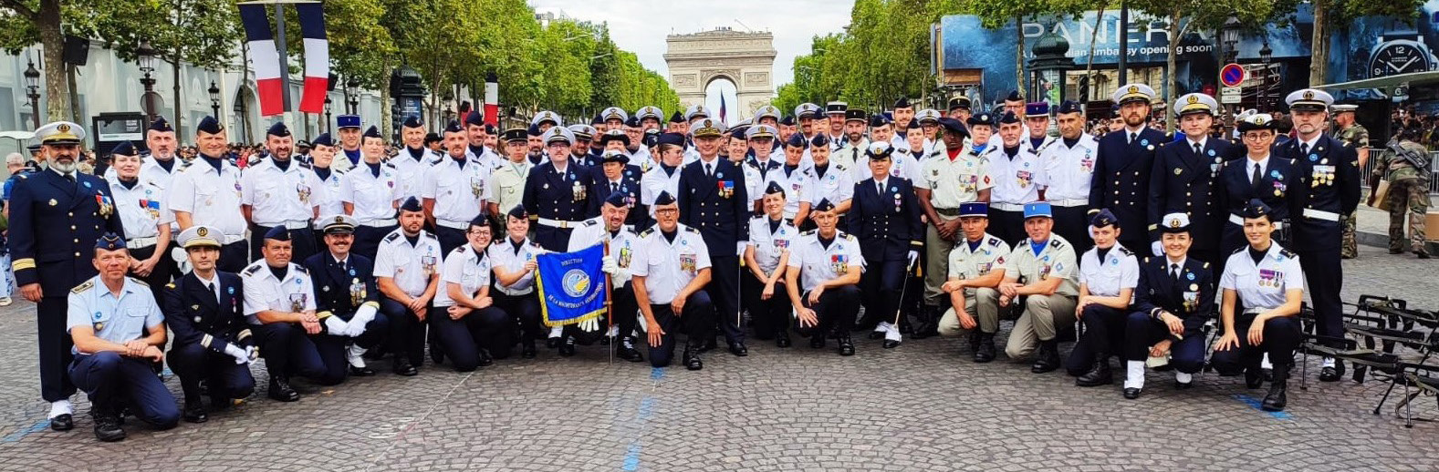 Les défilants de la DMAé sur les Champs-Elysées quelques minutes avant la revue des troupes, le 14 juillet 2023