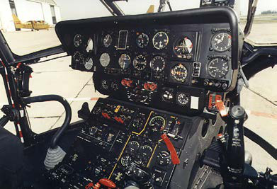 Cockpit de SA330 Puma (© Airbus Helicopters, 1996)