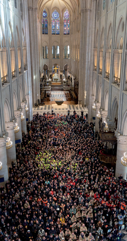 Rassemblement de 1300 compagnons et artisans d’art dans la cathédrale lors de la visite de fin du chantier du président de la République 29 novembre 2024.
