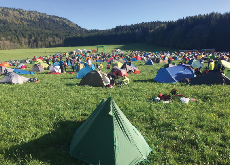 Bivouac au raid O’Biwak : ces tentes abritent beaucoup de militaires qui s’adonnent à ces deux jours de course d’orientation