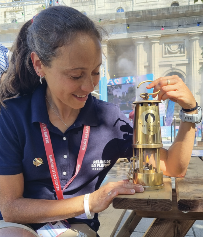 Le gardien de la flamme doit veiller en permanence sur cette flamme paralympique