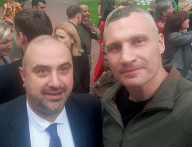 Avec Vitali Klitshko, actuel maire de Kiev, qui fut champion du monde de kick boxing. Nous nous sommes affrontés à Vienne en 1995