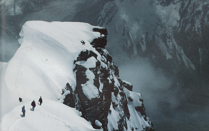 Redescente depuis le sommet du Korjenevskaïa (7105m), au fond, les tentes du camp IV (Tadjikistan, à l’époque en URSS)