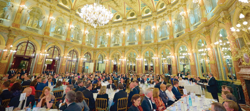 Un cadre et des invités de marque