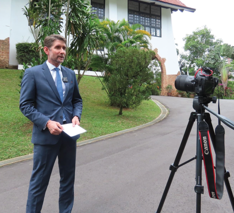 Première prise de parole dans les jardins de l’ambassade de France à Singapour