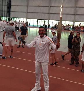 Relayeur de la flamme paralympique au CNSD.