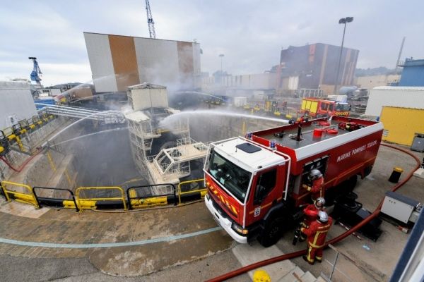 Une centaine de pompiers et 150 personnes en soutien pour venir à bout de l’incendie - crédit PREMAR TOULON